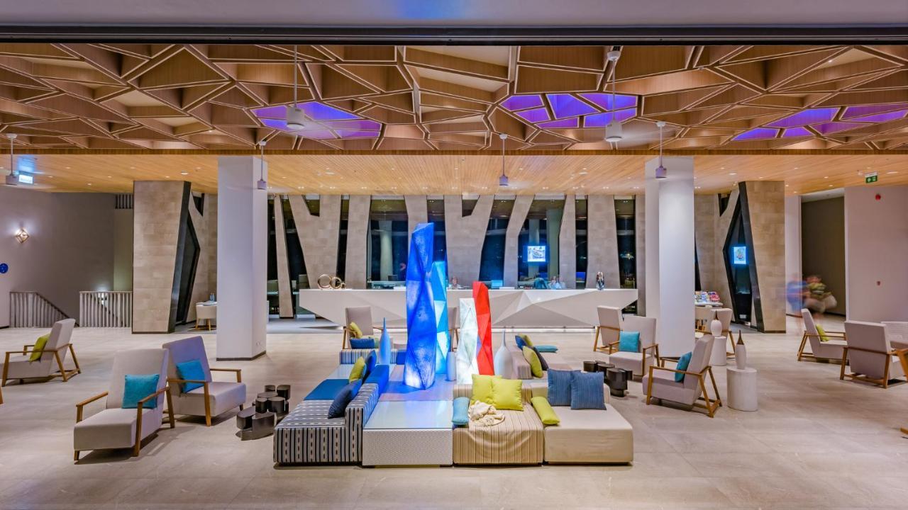 Oceanfront Beach Resort - Sha Extra Plus Patong Exteriör bild Lobby
