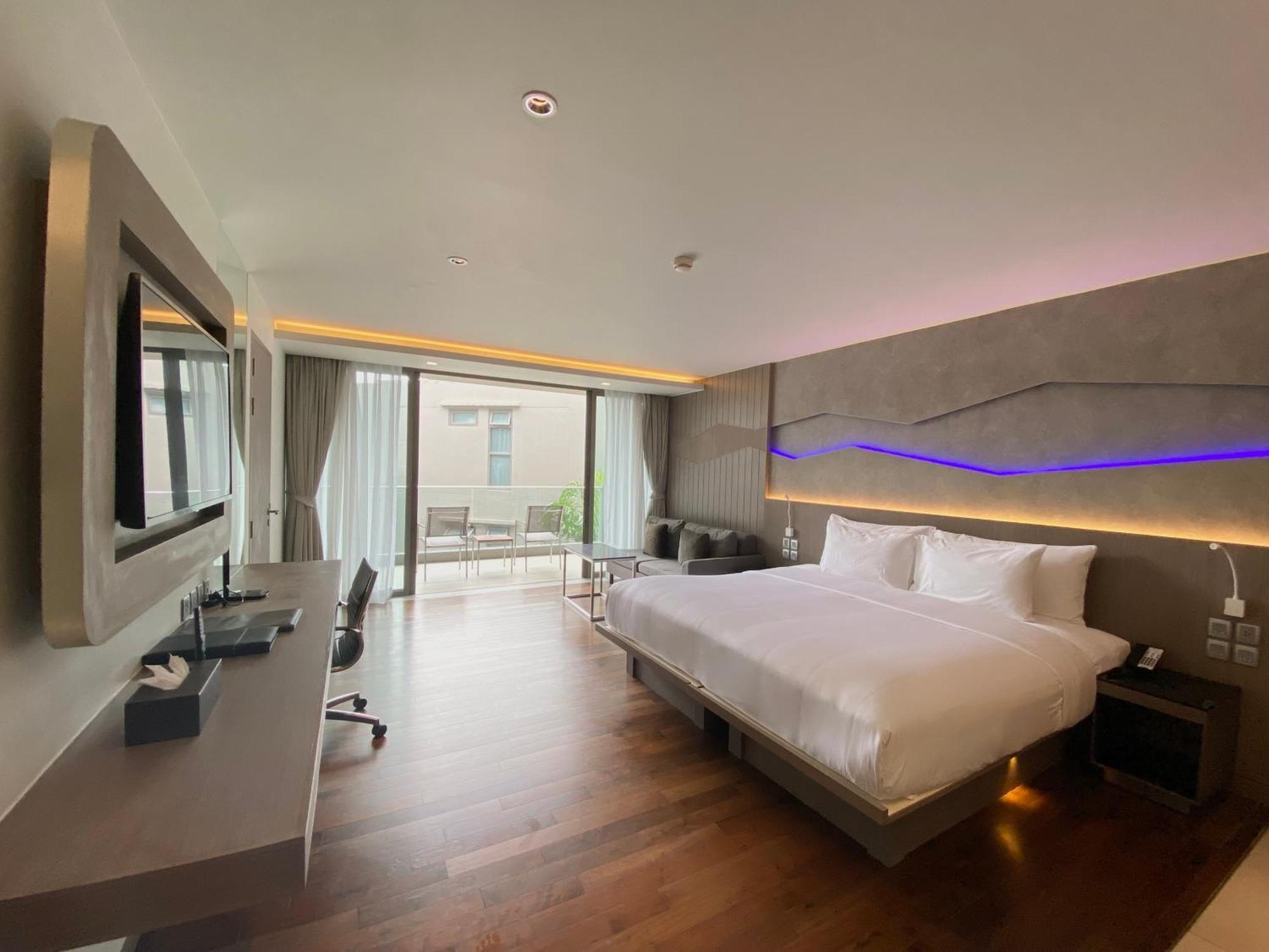 Oceanfront Beach Resort - Sha Extra Plus Patong Exteriör bild Deluxe Room