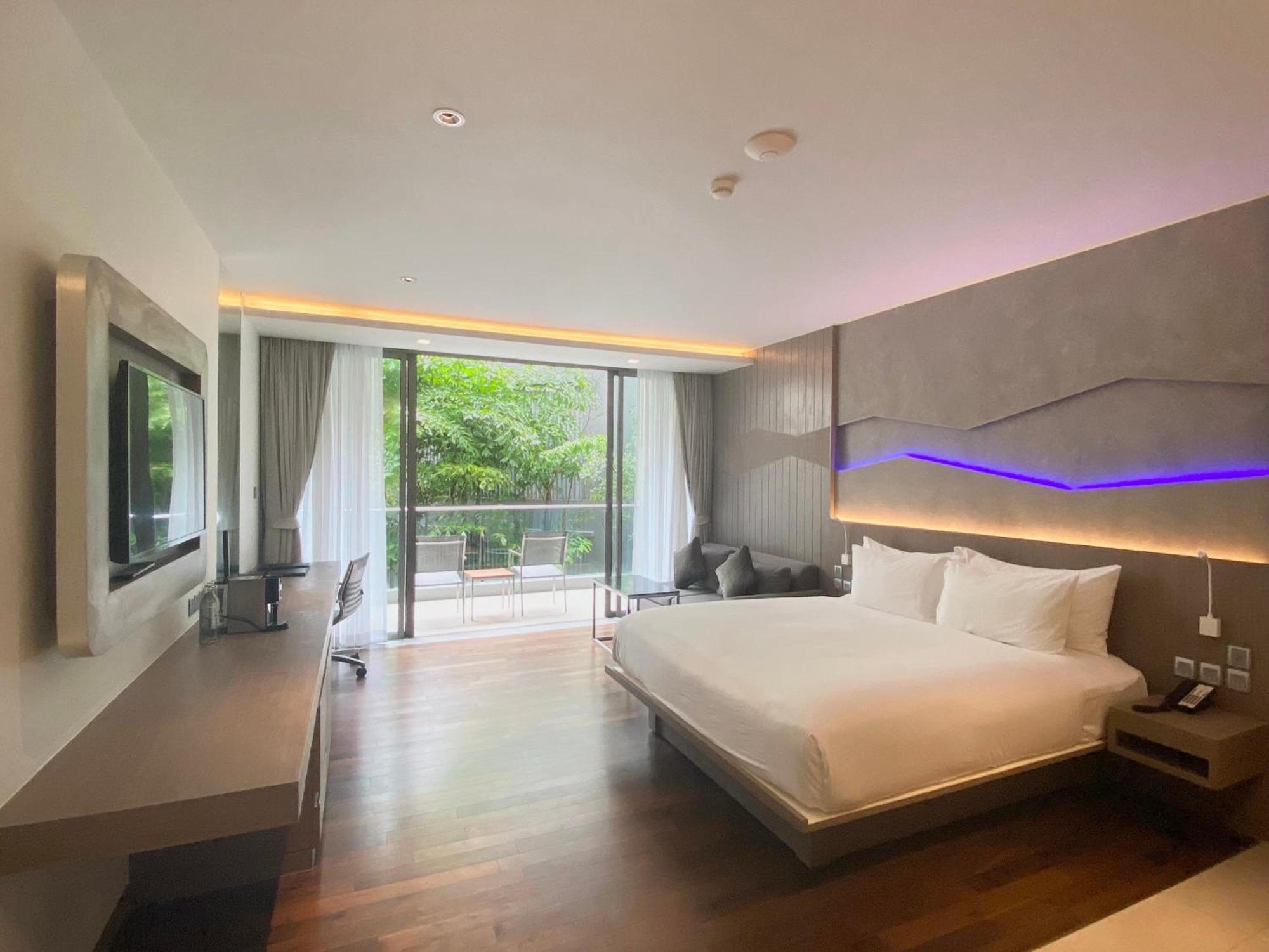 Oceanfront Beach Resort - Sha Extra Plus Patong Exteriör bild Deluxe Room