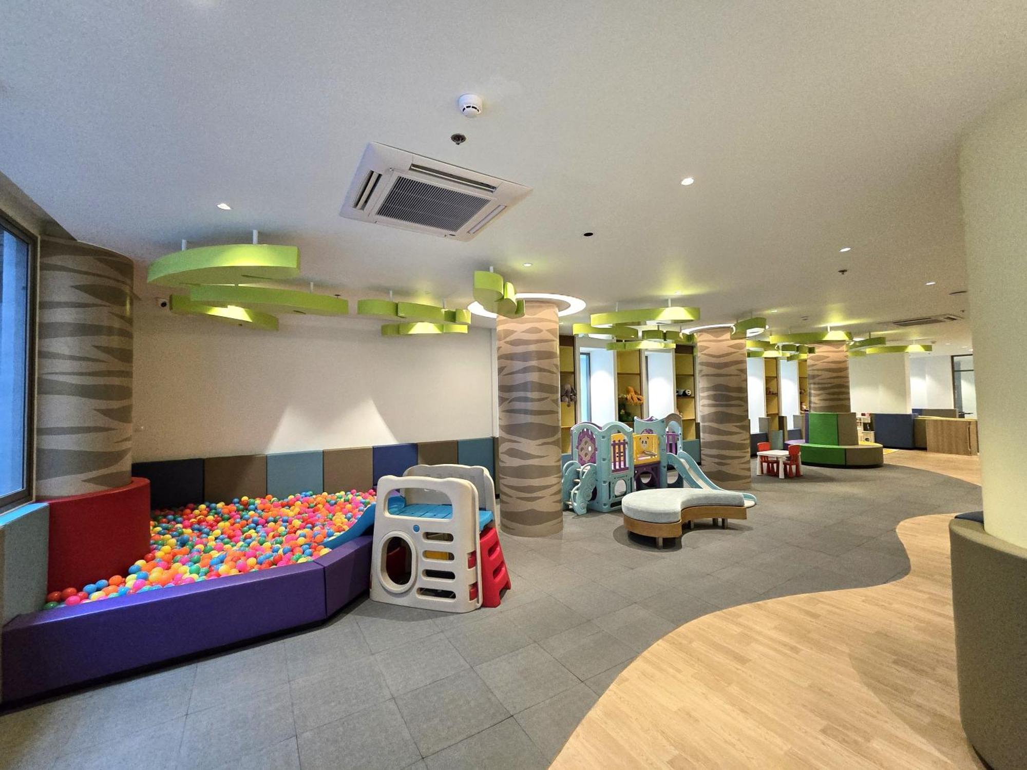 Oceanfront Beach Resort - Sha Extra Plus Patong Exteriör bild The Children's Hospital at the Royal Marsden