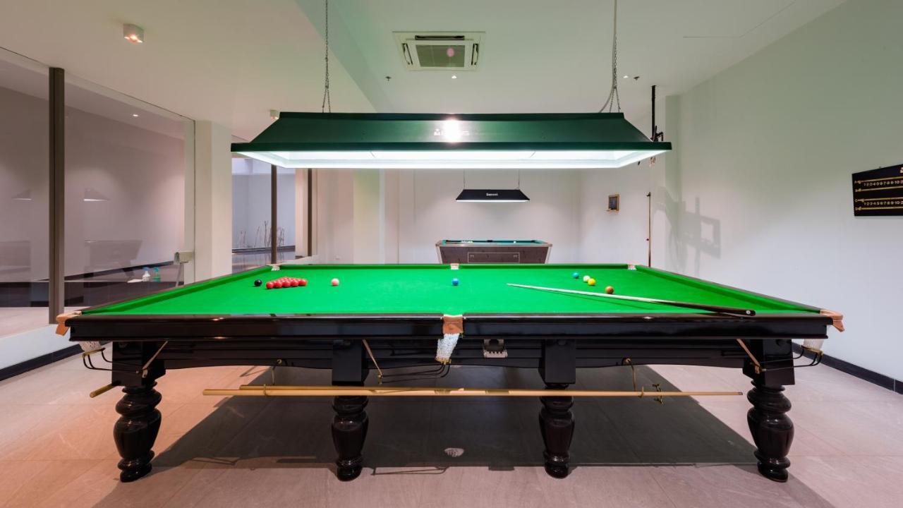 Oceanfront Beach Resort - Sha Extra Plus Patong Exteriör bild A snooker table